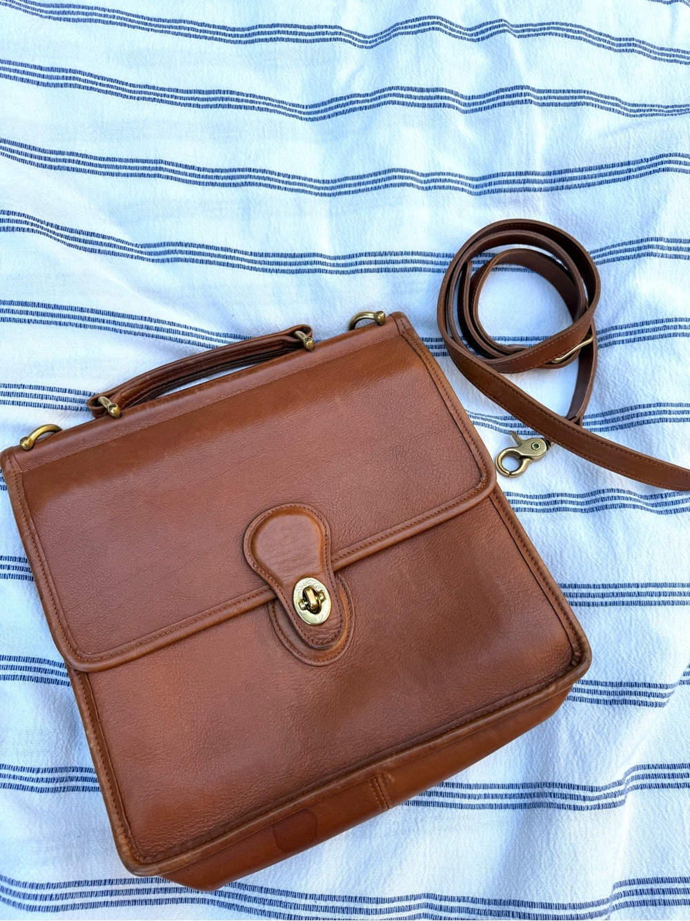 Vintage Coach British Tan Willis Bag - Picture 6 of 11